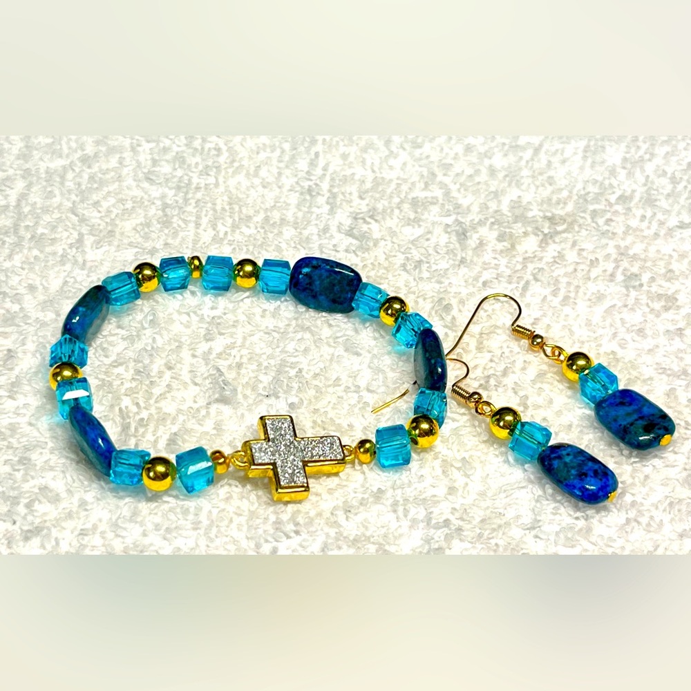 Pretty blue stretch with stunning druzy cross-matching earrings, gift set